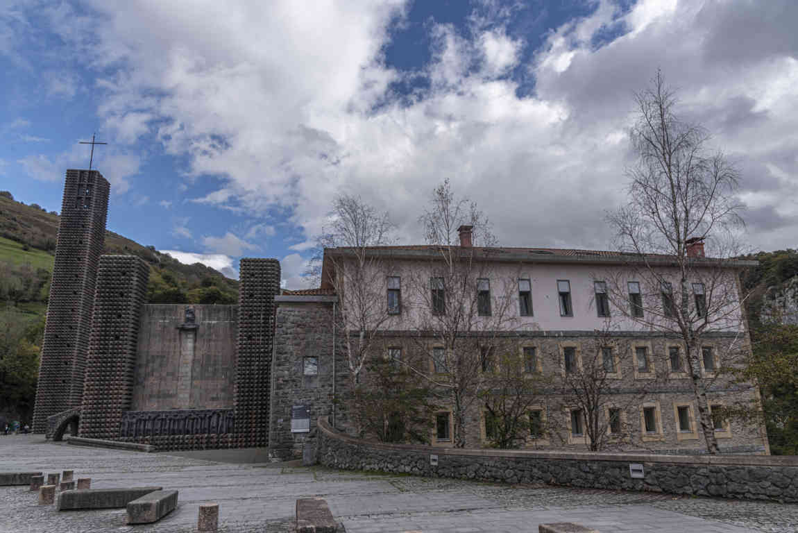 Guipúzcoa - Oñati 21 - santuario de Arantzazu.jpg
